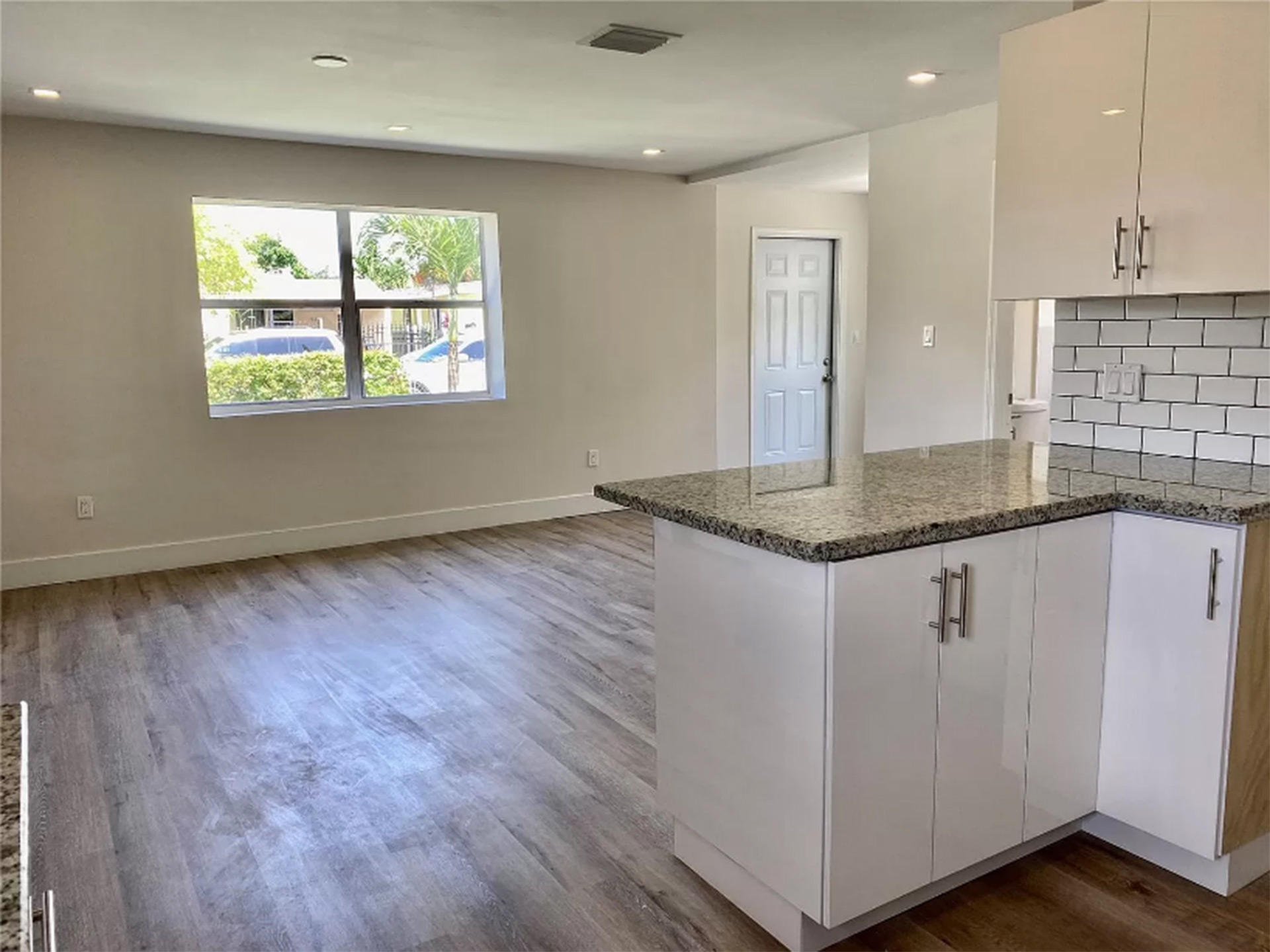 Casa remodelada 1351 W 30th St Hialeah 33012