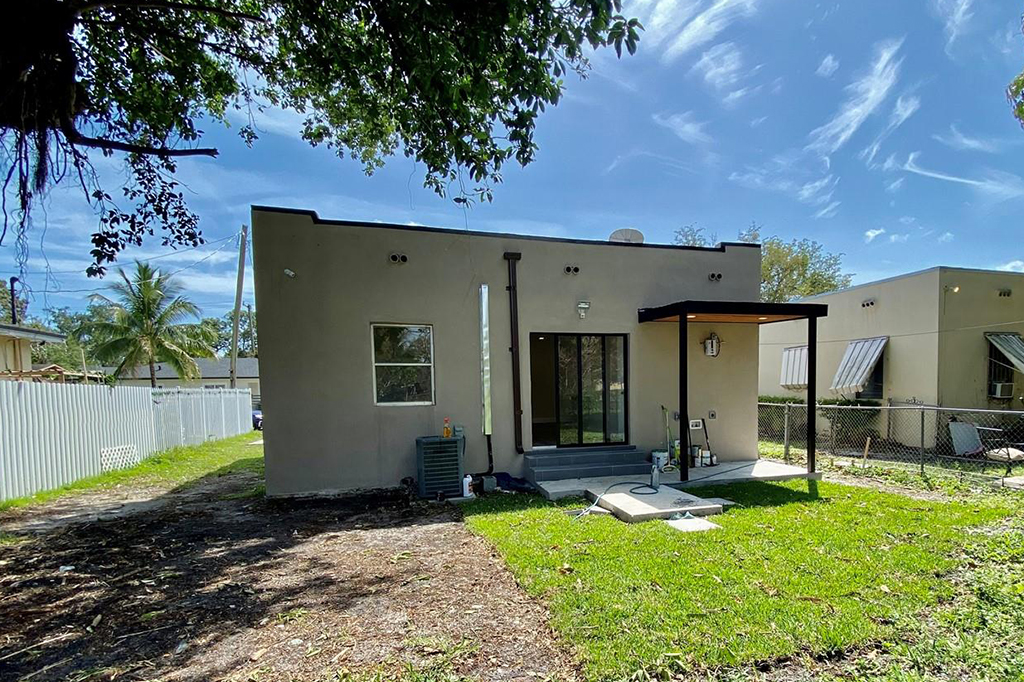 Casa remodelada 1351 W 30th St Hialeah 33012