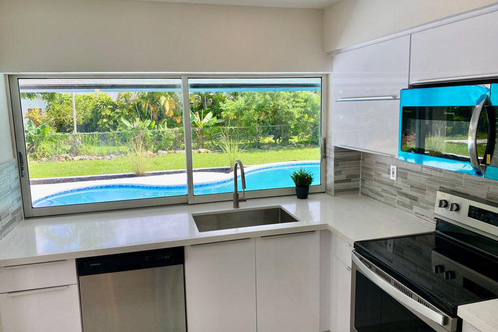 Casa remodelada 1351 W 30th St Hialeah 33012